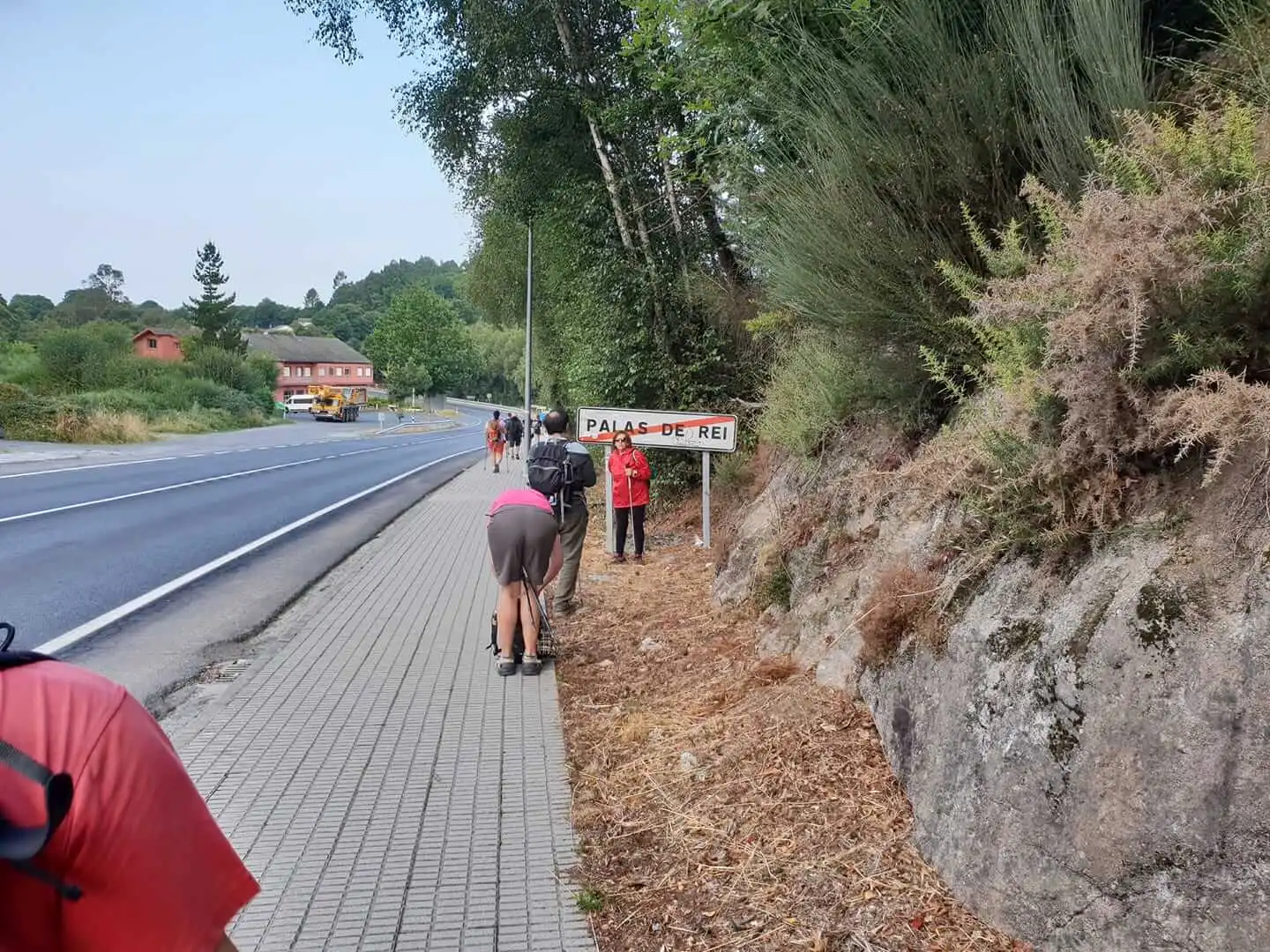 Zarándokok érkeznek a Camino de Santiago útvonalon a Palas de Rei-be